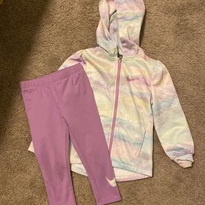 Size 3T Nike outfit like new.